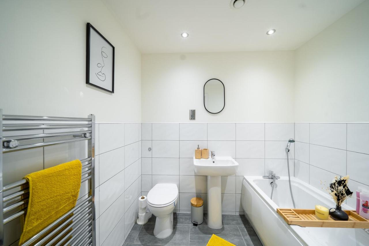 Bv Spacious 1-Bedroom Apartment Close To Town Center - Sleeps 6 Брадфорт Екстериор снимка