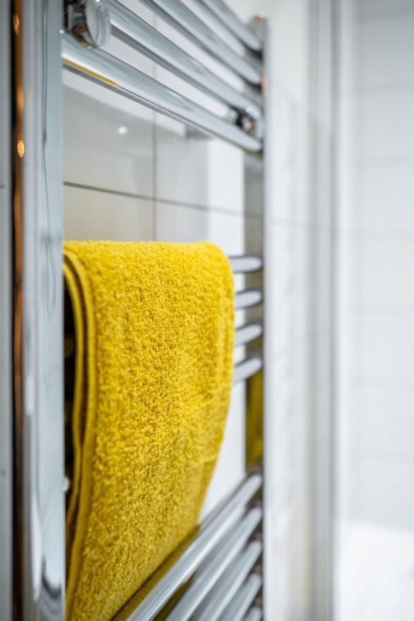 Bv Spacious 1-Bedroom Apartment Close To Town Center - Sleeps 6 Брадфорт Екстериор снимка