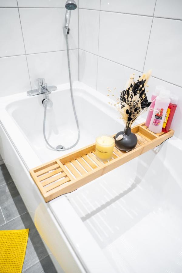 Bv Spacious 1-Bedroom Apartment Close To Town Center - Sleeps 6 Брадфорт Екстериор снимка
